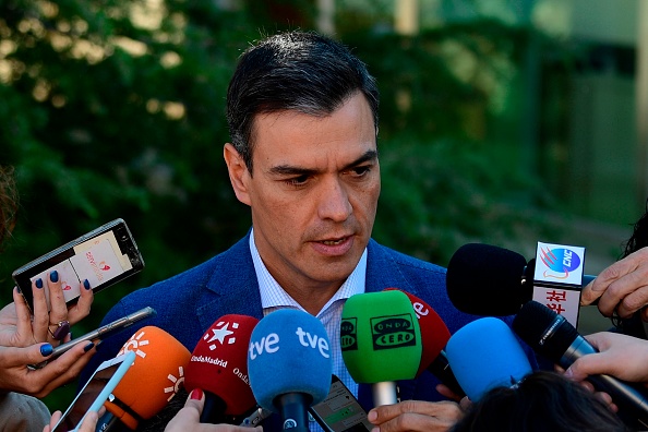 Le Premier ministre espagnol Pedro Sanchez a parlé aux médias après avoir voté pour les élections européennes, régionales et locales dans un bureau de vote à Pozuelo de Alarcon, près de Madrid, le 26 mai 2019.(Photo : JAVIER SORIANO/AFP/Getty Images)