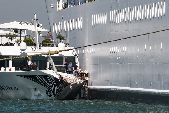 Le bateau touristique, River Countess, est endommagé après avoir été frappé le 2 juin 2019 par le navire de croisière MSC Opera (à droite) qui a perdu le contrôle alors qu'il s'approchait de Venise. (Photo : ANDREA PATTARO/AFP/Getty Images)