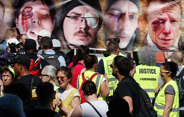 Marche contre la violence policière et l'utilisation du lance-balles défensif en caoutchouc de 40 millimètres LBD et des grenades assourdissantes GLI-F4, le 2 juin 2019, place de la Bastille.  (Photo : FRANCOIS GUILLOT/AFP/Getty Images)