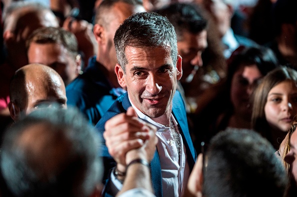 Kostas Bakoyannis (au centre), vainqueur de la course à la mairie à Athènes, fête avec ses partisans après sa victoire électorale au 2 juin 2019. (Photo : ANGELOS TZORTZINIS/AFP/Getty Images)
