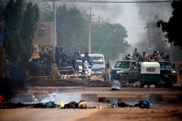 -Les forces soudanaises sont déployées autour du siège de l'armée de Khartoum le 3 juin 2019 alors qu'elles tentent de disperser le sit-in de Khartoum. Des personnes ont été tuées lundi alors que le conseil militaire soudanais tentait de séparer un sit-in devant le siège de l'armée de Khartoum. Photo ASHRAF SHAZLY / AFP / Getty Images.
