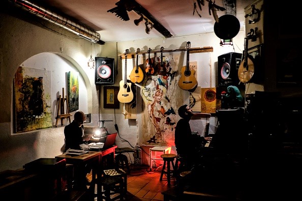 -Un homme joue du piano au Tejo Bar, dans le quartier d'Alfama à Lisbonne, le 16 mai 2019. Des sons de fado aux mornas ou à la bossa nova du Cap-Vert: les nuits de Lisbonne, où se rencontrent des musiciens du monde entier, ont largement inspiré celui de Madonna Nouvel album, installé dans la capitale portugaise depuis 2017. Photo de PATRICIA DE MELO MOREIRA / AFP / Getty Images.