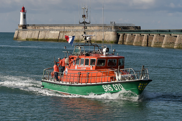 Un bateau de la SNSM arrive dans le port des Sables-d'Olonne le 10 juin 2019 pour participer à l'hommage aux trois sauveteurs disparus en mer le 7 juin dernier. (SEBASTIEN SALOM-GOMIS/AFP/Getty Images)