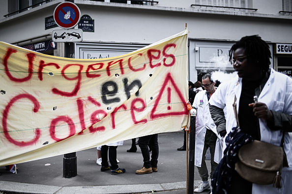 Manifestation près du ministère de la Santé le 11 juin 2019 à Paris. (PHILIPPE LOPEZ/AFP/Getty Images)