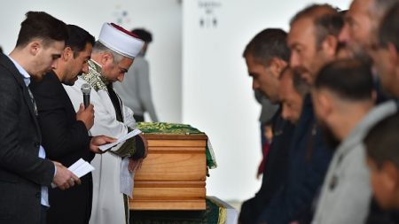A Lorient, des centaines de personnes aux obsèques de l’enfant tué par un chauffard