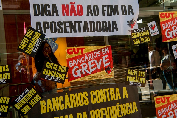 Une banque fermée à Rio de Janeiro,  le 14 juin 2019, durant une grève nationale déclenchée par des syndicats pour faire échec aux réformes des retraites du président brésilien Jair Bolsonaro.  (Photo : MAURO PIMENTEL/AFP/Getty Images)
