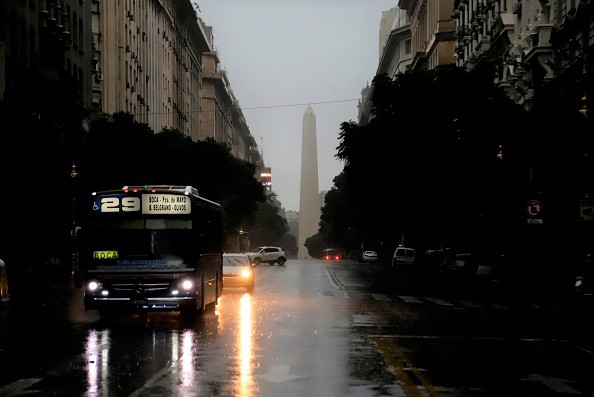 -Cette photo montre le centre-ville de Buenos Aires le 16 juin 2019 lors d’une panne de courant. Une coupure de courant massive a neutralisé l'Argentine et l'Uruguay dimanche, laissant les deux pays d'Amérique du Sud sans électricité, ont indiqué les compagnies d'électricité. Photo de Juan VARGAS / AFP/Getty Images.