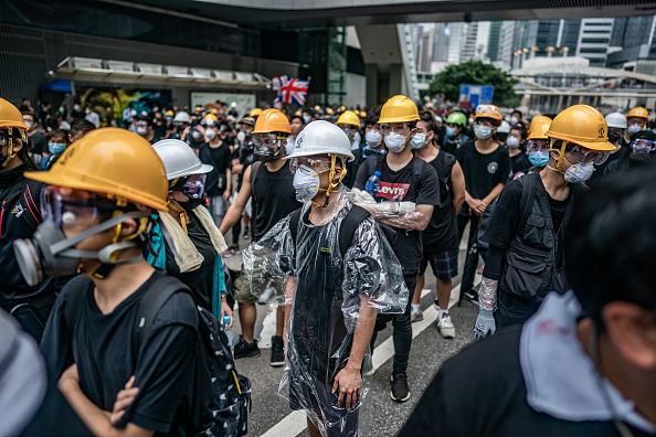 -Les manifestants s'opposent à la police alors que des policiers tentent de dégager la route après une manifestation contre le projet de loi sur l'extradition, actuellement suspendu, le 17 juin 2019 à Hong Kong, Chine. Photo par Anthony Kwan / Getty Images.