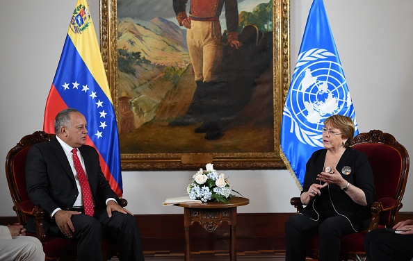 -Le président de l'Assemblée constituante du Venezuela, Diosdado Cabello, a rencontré la Haut-Commissaire des Nations Unies aux droits de l'homme, la Chilienne Michelle Bachelet, à ​​Caracas le 21 juin 2019. Photo de YURI CORTEZ / AFP/ Getty Images.