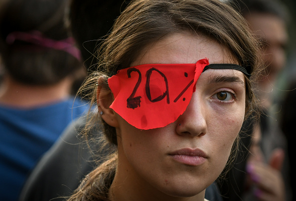 Certains manifestants avaient un oeil bandé en soutien à des manifestants éborgnés la veille lors de heurts avec la police.  La répression des manifestations a éclaté à la suite d'un discours controversé prononcé par un député russe. (Photo : VANO SHLAMOV/AFP/Getty Images)