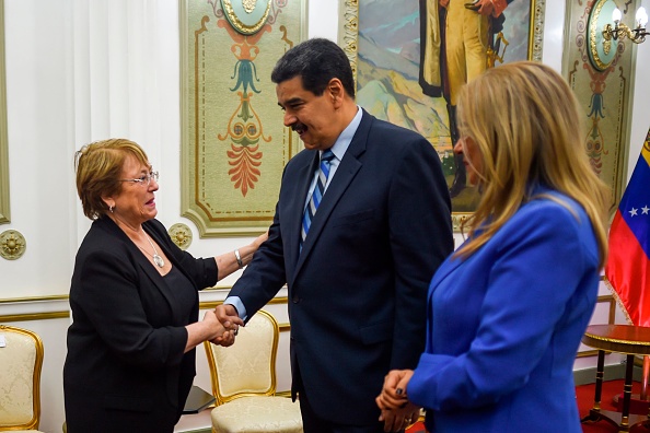 -La Haut-Commissaire du Chili aux droits de l'homme, Michelle Bachelet, s'entretient avec le président vénézuélien Nicolas Maduro et son épouse Cilia Flores au Palais présidentiel de Miraflores à Caracas, le 21 juin 2019. Photo de YURI CORTEZ / AFP / Getty Images.