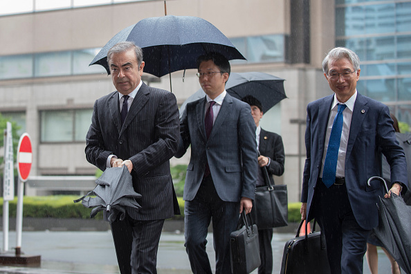 -L'ancien président de Nissan Motor, Carlos Ghosn et son avocat Junichiro Hironaka se présentent pour une audience préliminaire devant le tribunal du district de Tokyo le 24 juin 2019. Photo de Kazuhiro NOGI / AFP / Getty Images.