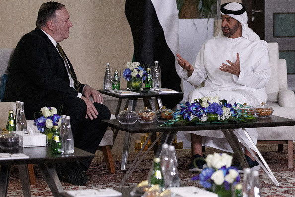 -Le 24 juin 2019, le secrétaire d'État américain Mike Pompeo rencontre Mohamed bin Zayed al-Nahyan, prince héritier d'Abou Dhabi et commandant suprême des Forces armées des Émirats arabes unis. Les États-Unis ont rejoint l'Arabie saoudite, Les Émirats arabes unis et les Britanniques ont appelé de leurs vœux une solution diplomatique à la flambée des tensions avec l'Iran. Photo de Jacquelyn Martin / POOL / AFP / Getty Images.