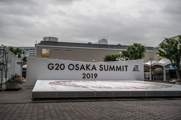 
390/5000
La signalisation du G20 est affichée dans l'enceinte du G20 le 27 juin 2019 à Osaka, au Japon. Les dirigeants mondiaux utiliseront ce sommet pour débattre de questions telles que le changement climatique et l’économie mondiale.(Photo : Carl Court/Getty Images)