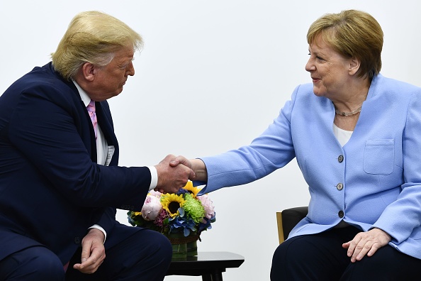 -Le président américain Donald Trump assiste à une réunion avec la chancelière allemande Angela Merkel lors du sommet du G20 à Osaka le 28 juin 2019. Photo de Brendan Smialowski / AFP / Getty Images.
