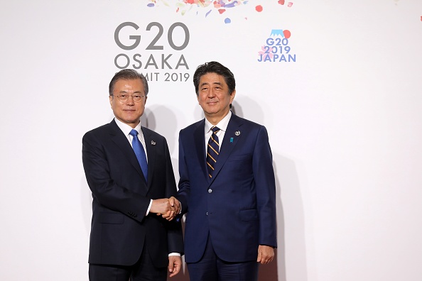 -Donald Trump propose de quitter le Japon pour la Corée du Sud, où il participe au sommet du G20. Le Premier ministre japonais, Shinzo Abe, a accueilli le président sud-coréen, Moon Jae-in, au Sommet du G20 à Osaka, le 28 juin 2019. Photo de LUDOVIC MARIN / AFP / Getty Images.