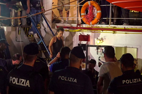 Une capture d'image extraite d'une vidéo publiée par l'équipe locale le 29 juin 2019 montre la capitaine allemande du navire de charité Sea-Watch 3, Carola Rackete, arrêtée par la police italienne dans le port italien de Lampedusa en Sicile. (Photo : ANAELLE LE BOUEDEC/AFP/Getty Images)
