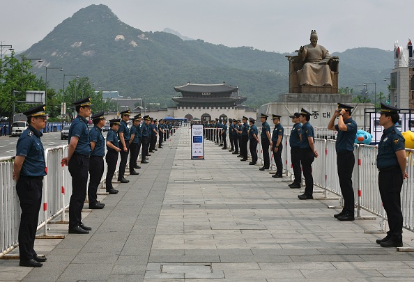 -Le président américain Donald Trump se dirige vers la zone démilitarisée divisant les deux Corées le 30 juin possible sommet impromptu avec le dirigeant nord-coréen Kim Jong Un, dans un spectacle diplomatique remarquable. Photo de Jung Yeon-je / AFP / Getty Images.