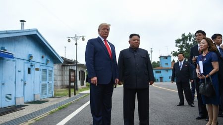 Trump entre à pied en Corée du Nord avec Kim Jong Un