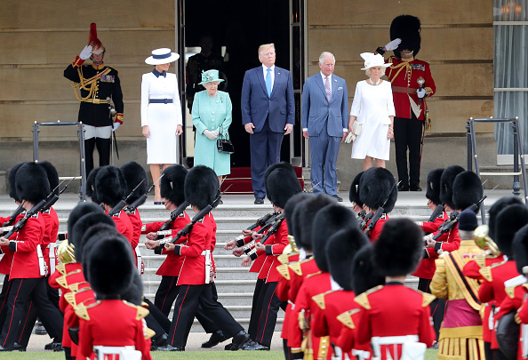 -La reine Elizabeth II accueille officiellement le président américain Donald Trump et la première dame Melania Trump avec le prince Charles, prince de Galles et Camilla, la duchesse de Cornouailles lors de leur visite le 03 juin 2019 au palais de Buckingham à Londres, en Angleterre. Photo de Chris Jackson / Getty Images.