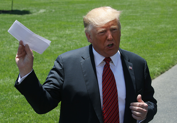 Le président des États-Unis, Donald Trump, tient un papier qui est un accord commercial avec le Mexique, alors qu'il s'adressait aux médias le 11 juin 2019 à Washington, DC. (Photo : Mark Wilson/Getty Images)