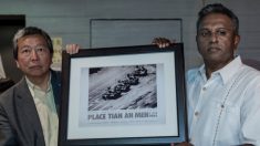 Tiananmen : une ONG française recrée la célèbre photo de l' »Homme au char », en hommage aux victimes