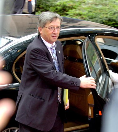 -Le Premier ministre luxembourgeois, Jean-Claude Juncker, se rend à Bruxelles pour un sommet européen le 17 juin 2004. Les chefs d'État des pays membres de l'Union européenne devront se concentrer sur la difficile succession du président de la Commission européenne. Photo ETIENNE ANSOTTE / AFP / Getty Images.