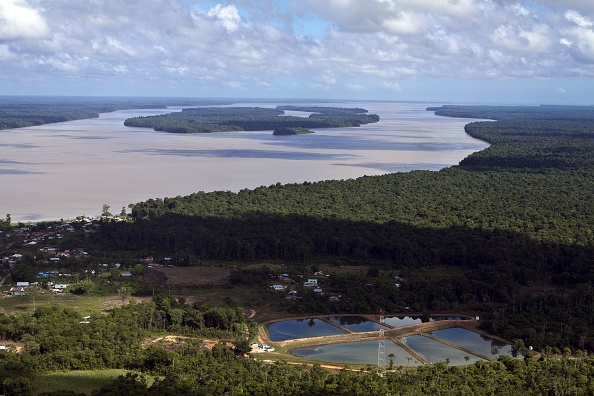 -Une vue aérienne montre le fleuve Maroni, près de Saint-Laurent du Maroni, dans le département français d'outre-mer de la Guyane, en Amérique centrale. Au premier plan est une station d'épuration. De nombreuses décharges en plein air sont à déplorer. Photo JODY AMIET / AFP / Getty Images.