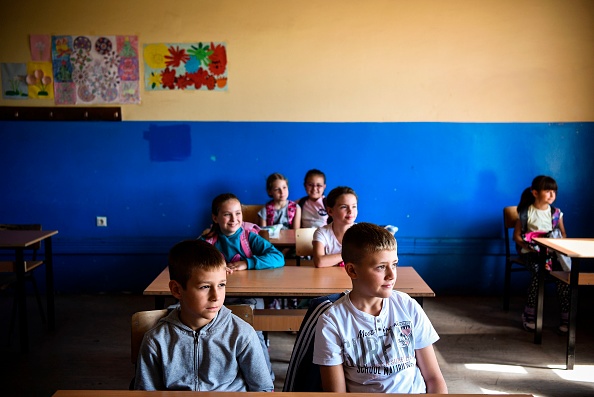 -Illustration- Des étudiants serbes du Kosovo suivent une classe le 5 septembre 2017 dans une école primaire du village de Palaj. Benjamin l'Albanais, Kosovar, et Luka, le Serbe sont voisins. Ils partagent leur école et se croisent que sur le terrain de football de Palaj. Photo ARMEND NIMANI / AFP / Getty Images.