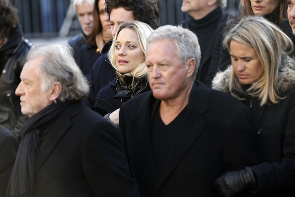 L'actrice Marion Cotillard et André Boudou, père de Laeticia, à Paris le 9 décembre 2017, aux funérailles de Johnny Hallyday. (Photo : YOAN VALAT/AFP/Getty Images)