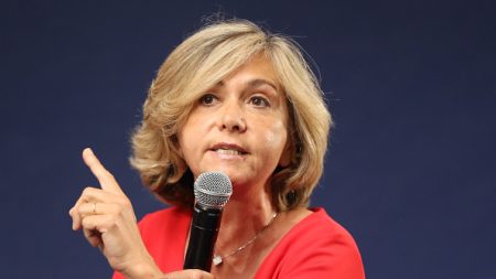 Stationnement payant des scooters et motos à Paris : Valérie Pécresse accuse Anne Hidalgo de « ségrégation sociale »