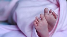 Rencontrez le bébé qui est né avec une tache de naissance en forme de cœur sur le front