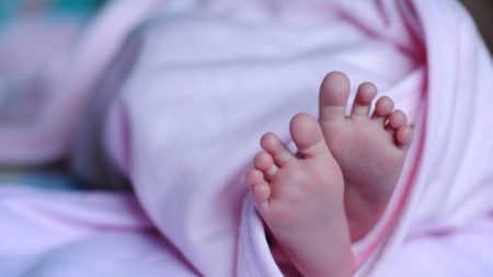 Un enfant de 4 semaines meurt parce que sa mère ivre s’est évanouie sur lui après être sortie en boîte de nuit