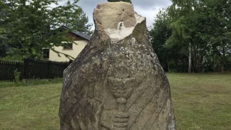 Photo de la statue de sainte Barbe ayant été vandalisée au Vieux Hombourg. Crédit : Courtoisie de l'Office de tourisme du pays de Freyming-Merlebach. 