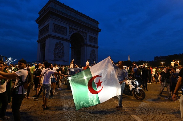 Des supporters algériens se rassemblent à proximité de l’Arc de Triomphe après la victoire des Fennecs en quart de finale de la CAN le 11 juillet. Crédit : DOMINIQUE FAGET/AFP/Getty Images.
