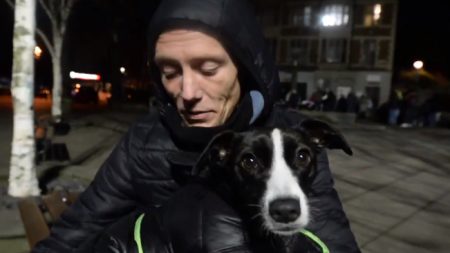Cet homme est contraint de choisir entre son appartement et son chien: il décide de vivre dans la rue