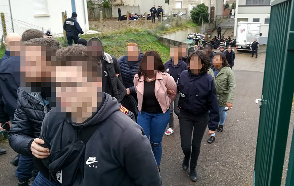 Interpellation le 6 décembre 2018, après plusieurs jours de manifestations ayant dégénéré en échauffourées, de 151 jeunes en marge d'une mobilisation lycéenne à Mantes-la-Jolie dans le département des Yvelines. (CELINE AGNIEL/AFP/Getty Images)