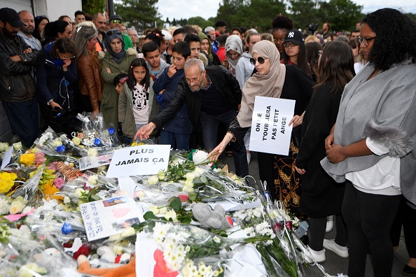 Les gens se rassemblent à l'endroit où deux enfants ont été renversés par une voiture le 11 juin 2019 à Lorient, avant de participer à une marche silencieuse.  (Photo : DAMIEN MEYER/AFP/Getty Images)