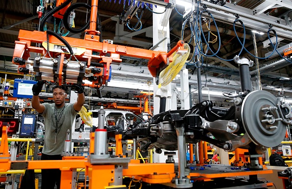 -Des ouvriers assemblent des voitures à l'usine d'assemblage Ford récemment rénovée à Chicago, le 24 juin 2019. L'usine a été réaménagée pour permettre la construction des Ford Explorer. Photo de JIM YOUNG / AFP / Getty Images.