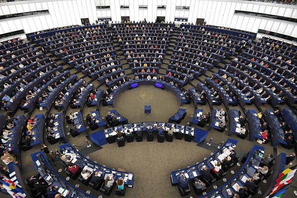 -Les députés nouvellement élus assistent à la session inaugurale du Parlement européen le 2 juillet 2019 à Strasbourg, dans l'est de la France. Le Parlement, qui compte 751 sièges, est plus fragmenté que jamais après un vote en mai, qui a permis aux libéraux et aux Verts de remporter de solides gains, ainsi qu'à l'extrême droite et aux eurosceptiques. Photo de FREDERICK FLORIN / AFP / Getty Images.