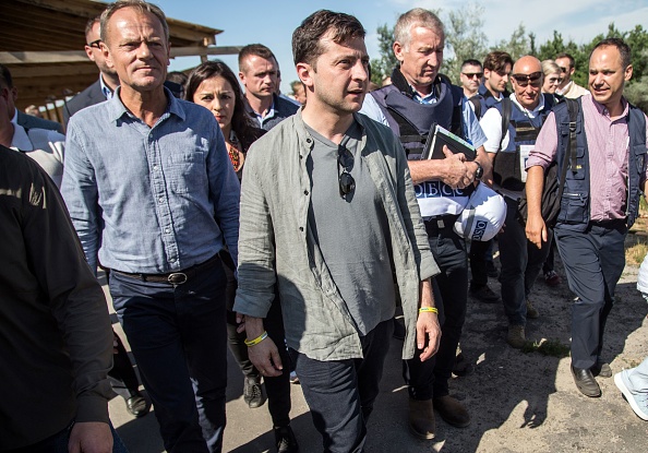 -Le président du Conseil européen Donald Tusk et le président ukrainien Volodymyr Zelensky lors d'une visite de travail dans le village de Stanytsia Luhanska, dans la région de Louhansk, dans l'est de l'Ukraine, le 7 juillet 2019, à la suite du désengagement des forces et des armes dans le pays. Photo par OLEKSANDR RATUSHNIAK / AFP / Getty Images.