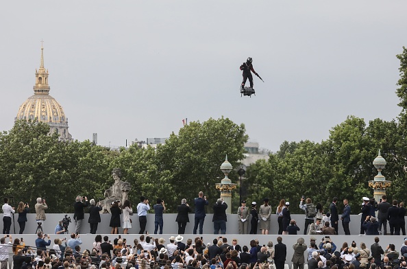 Franky Zapata, PDG de Zapata, pilote un «flyboard» avant le défilé militaire du 14 juillet sur l'avenue des Champs-Élysées, à Paris, le 14 juillet 2019. (Photo de ludovic MARIN / AFP / Getty Images).