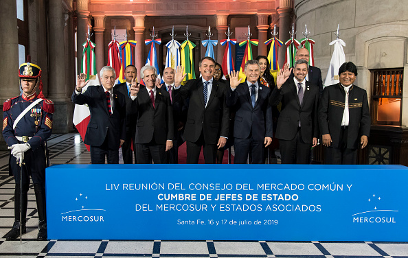 -Le Président du Chili, Sebastian Pinera, le Président de l'Uruguay, Tabare Vazquez, le Président du Brésil, Jair Bolsonaro, le Président de l'Argentine, Mauricio Macri, le Président du Paraguay, Mario Abdo Benitez et le Président de la Bolivie, Evo Morales, posent pour une photo de famille lors du 54ème Sommet des chefs d'État du Mercosur et États associés à Santa Fe, en Argentine, le 17 juillet 2019. Photo de STRINGER / AFP / Getty Images.