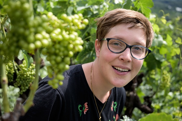 -Sandrine Caloz, 30 ans, viticultrice bio en Suisse, pose le 15 juillet 2019 à Miege, dans l'ouest de la Suisse. Photo de FABRICE COFFRINI / AFP / Getty Images.