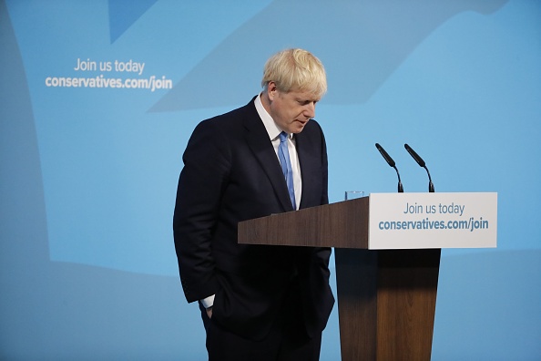 -Le 23 juillet 2019, le nouveau chef du Parti conservateur et premier ministre sortant, Boris Johnson, prononce un discours lors de l’événement destiné à annoncer le vainqueur de la course à la direction du Parti conservateur au centre de Londres. Photo de Tolga AKMEN / AFP / Getty Images.