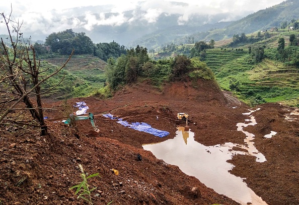 -Cette vue d'ensemble réalisée le 24 juillet 2019 montre des excavatrices travaillant sur le site d'un glissement de terrain à Liupanshui, dans la province de Guizhou, dans le sud-ouest de la Chine. Onze personnes sont mortes et 42 sont portées a annoncé le gouvernement le 24 juillet. Photo de STR / AFP / Getty Images.