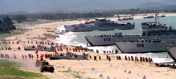 -Illustration. L'Armée de Libération du Peuple prend d'assaut une embarcation lors d'un exercice sur la côte continentale près de Taïwan, le 10 septembre 1999. Un général de premier plan a déclaré que l'APL surveillait de près l'évolution des relations entre Taïwan et le détroit. Photo STR / AFP / Getty Images.
