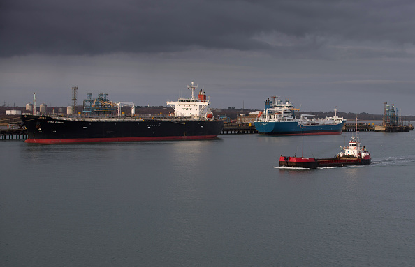 -Un pétrolier britannique est amarré à côté de la raffinerie de pétrole de Fawley et du terminal pétrolier de Hamble le 7 janvier 2015 à Southampton. Photo de Matt Cardy / Getty Images.