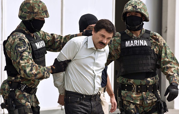-Le trafiquant de drogue mexicain Joaquin Guzman Loera, alias "el Chapo Guzman", lors de son arrestation est présenté à la presse le 22 février 2014 à Mexico. Photo RONALDO SCHEMIDT / AFP / Getty Images.