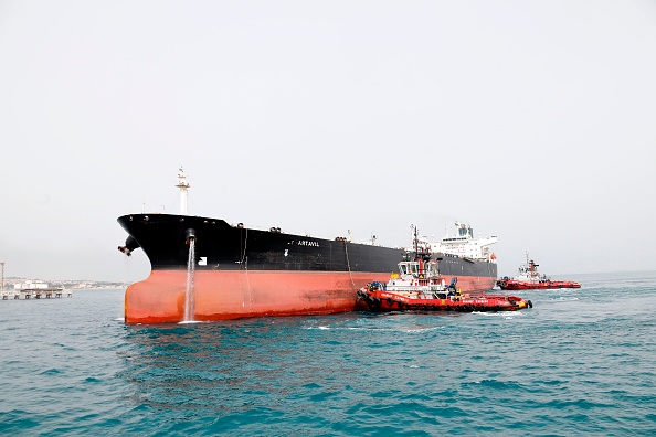 -Nous voyons un pétrolier iranien en cours d'accostage sur la plate-forme de l'installation pétrolière de l'île de Khark, sur la côte du Golfe. Photo ATTA KENARE / AFP / Getty Images.